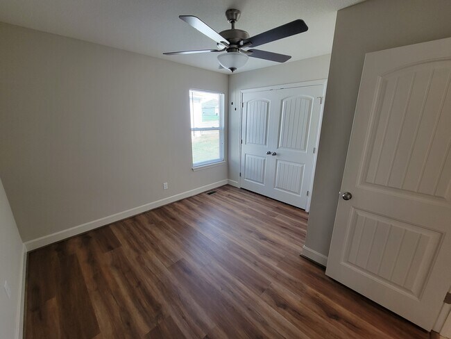 Building Photo - 9318 N Robinhood Ave