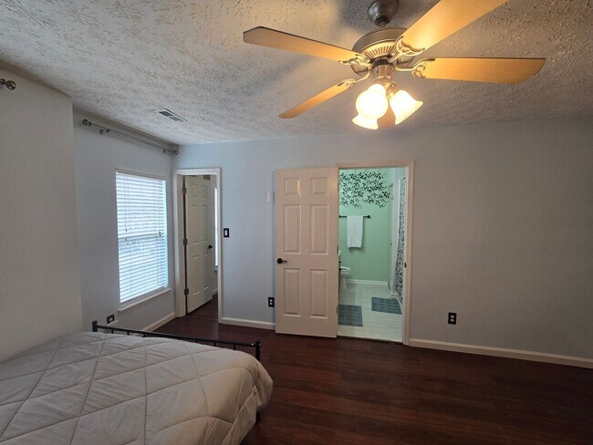 Building Photo - Super Adorable End-Unit Townhome in RTP with Designer Flair!