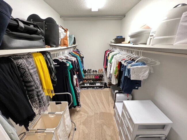 Building Photo - Adorable 3 Bedroom Townhouse w/ 1st Floor Bedroom