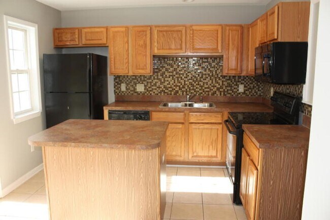 Building Photo - Waterfront Townhome