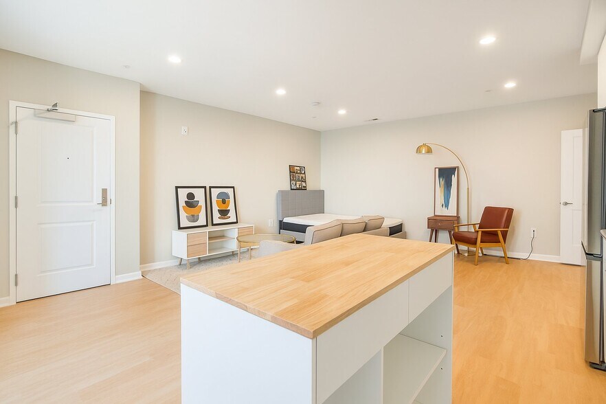 Building Photo - 2210 Wisconsin Ave NW