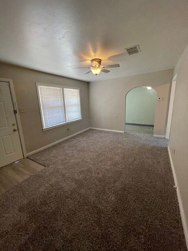 Building Photo - Beautiful House Located Within Minutes Of Junior High & High School!