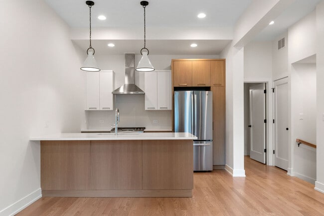 Building Photo - 1954 N Sheffield Ave