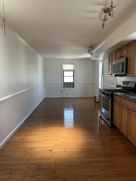 Building Photo - 2333 Catharine St