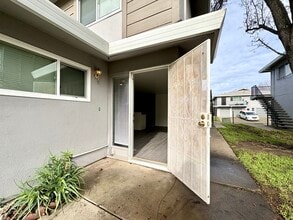 Building Photo - Beautiful updated 2 Bedroom 1 Bathroom Located in Sacramento
