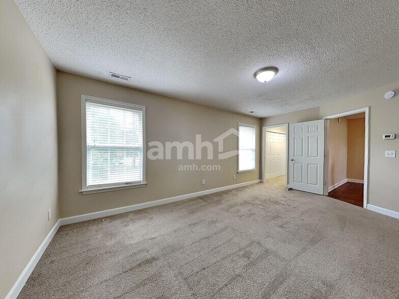 Building Photo - 401 Tar Heel Ln