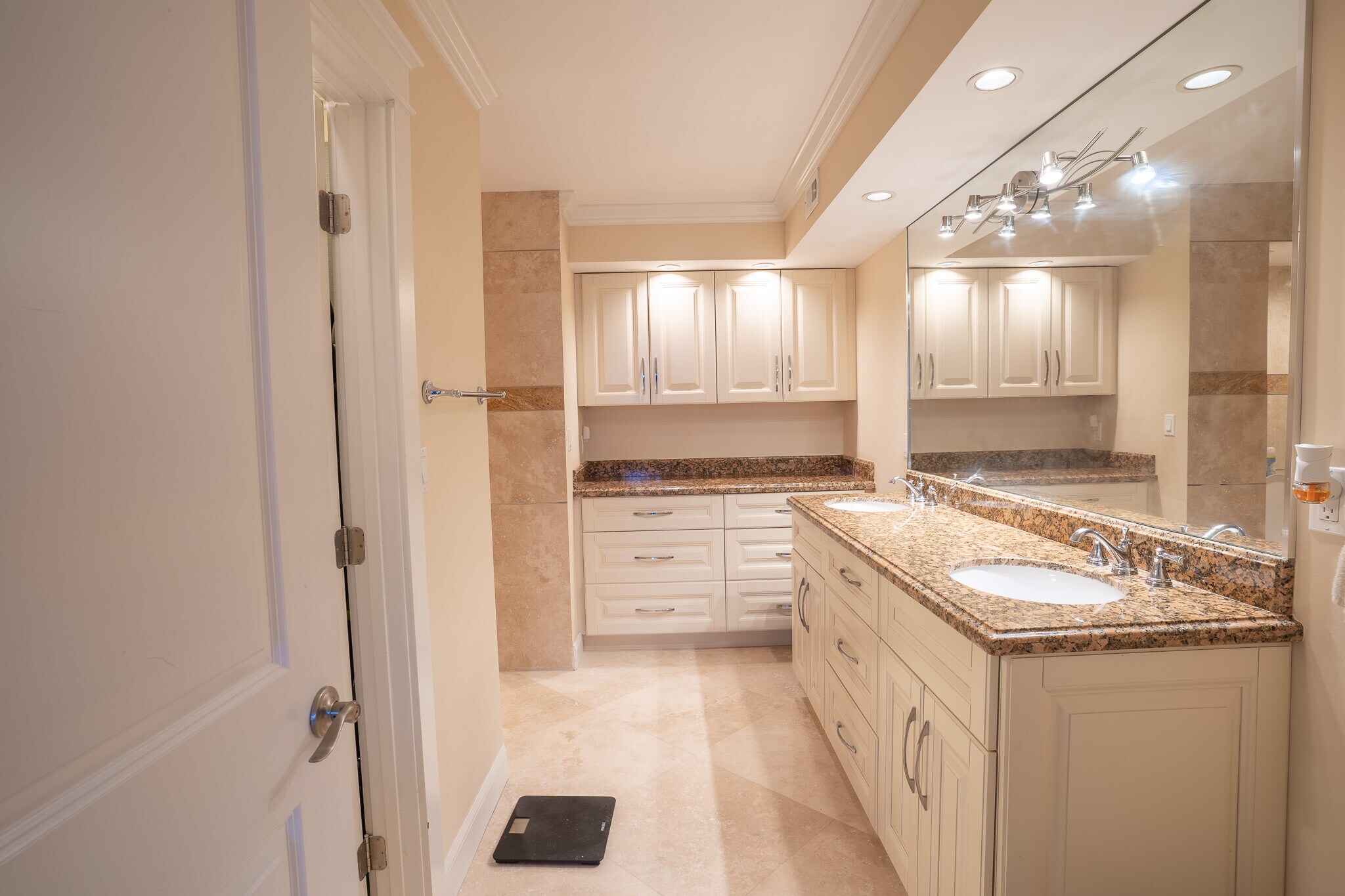 Building Photo - 1149 Hillsboro Mile