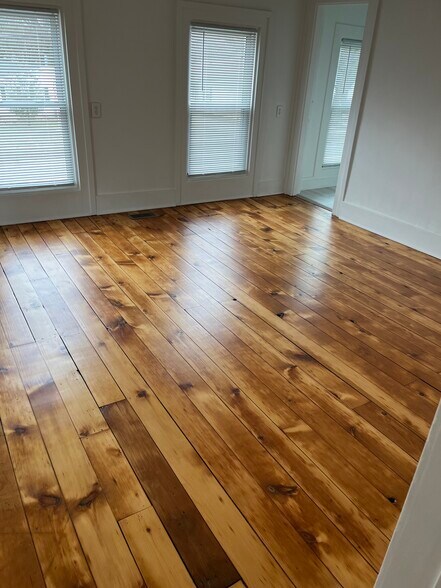 Building Photo - 305 N Main St