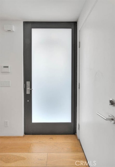 Building Photo - 1825 N Kenmore Ave