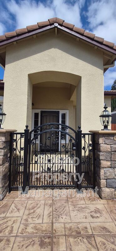 Building Photo - 2080 Mariposa Dr