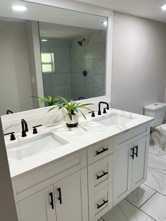 Master Bath - 4203 E Yukon St