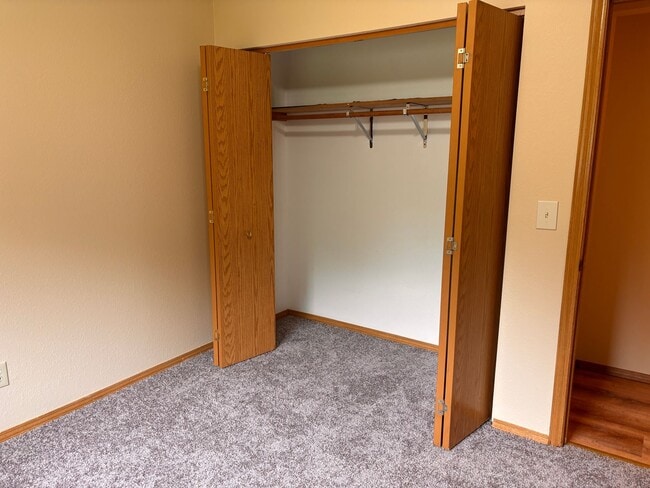 Building Photo - Updated 3 Bed / 2 Bath Turnagain Townhome!