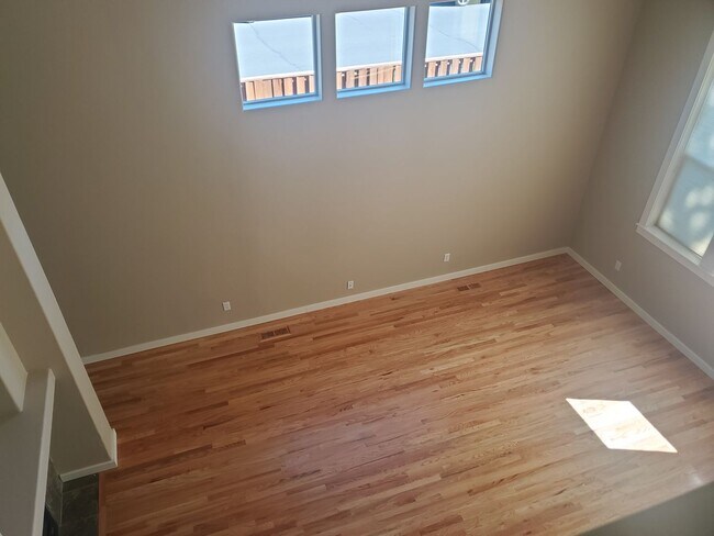 Building Photo - SW Bend - 3 Bed 2.5 Bath -Fenced-Corner lo...