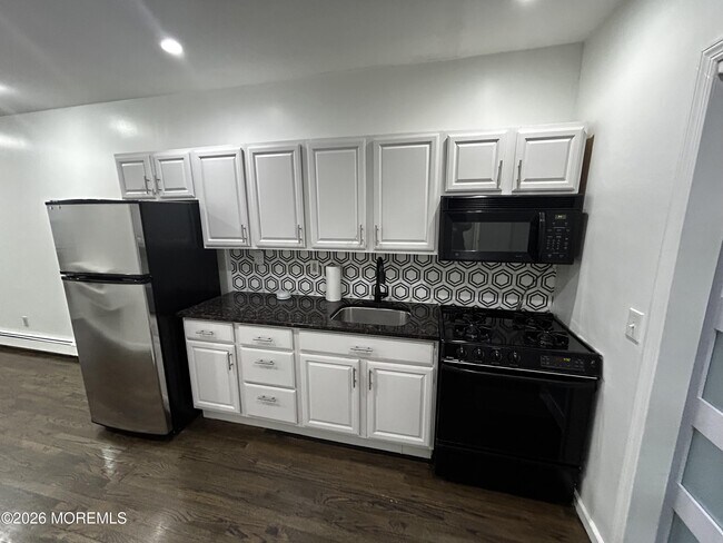 Building Photo - 63 Madison St