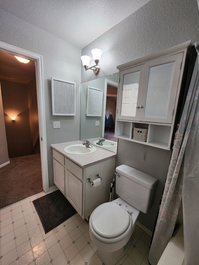 Building Photo - Stunning 3 Bedroom Townhome Tucked Away In Breathtaking Community MOVE IN INCENTIVES AVAILABLE!