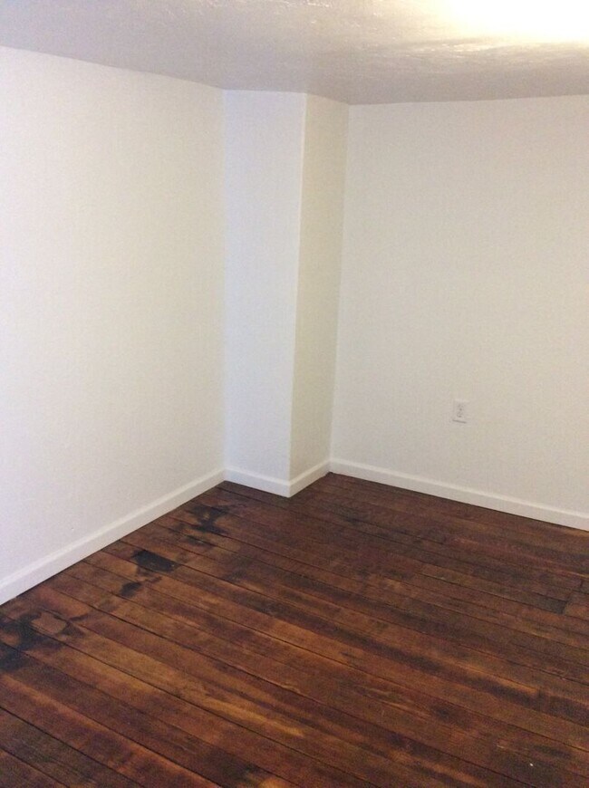Building Photo - 2 Bedroom 1 Bath 2nd Floor Apartment in East End of York City