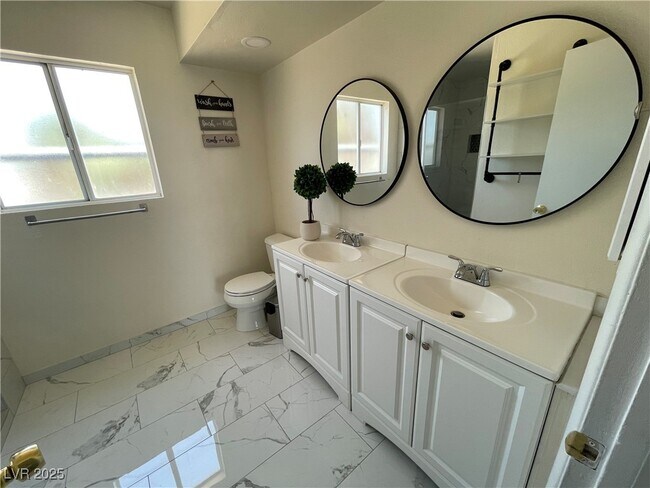 Building Photo - 5005 Celebrity Cir
