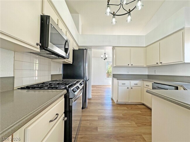 Building Photo - 2746 Sandalwood Ave