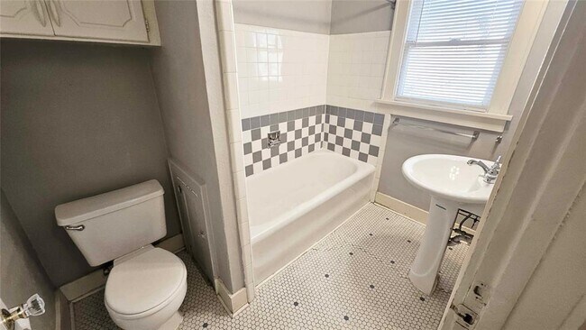 Building Photo - 2429 W Park Pl