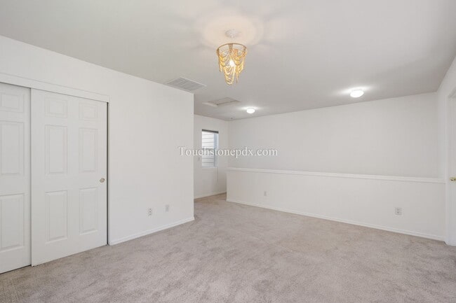 Building Photo - Newly Updated 2 Bed/2 Bath Home in Private...