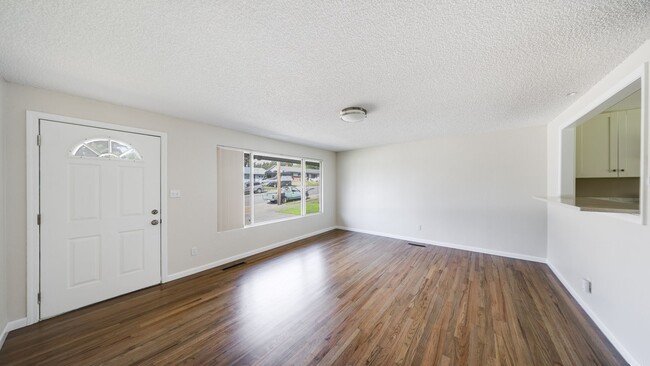 Building Photo - 3 Bed 1 Bath - Hardwood Floors - Pet Frien...