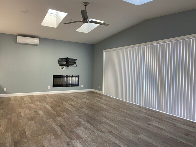 Building Photo - 631 Skyline Dr
