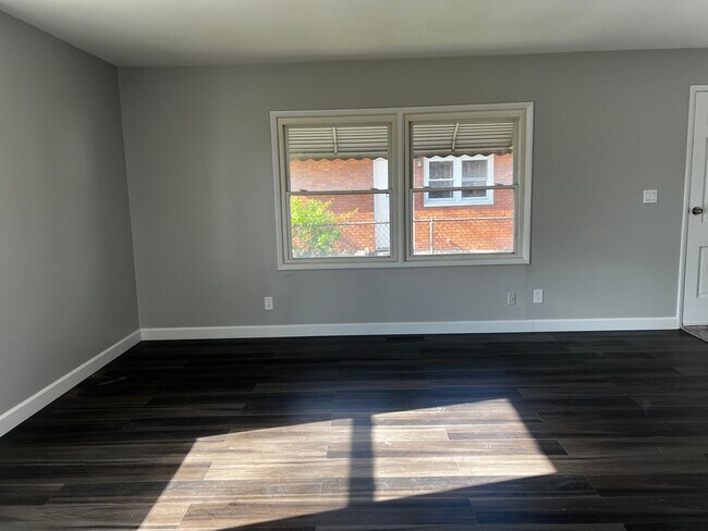 Building Photo - 378 Pineview Dr