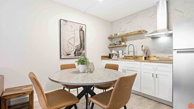 Building Photo - 556 Coral Ct