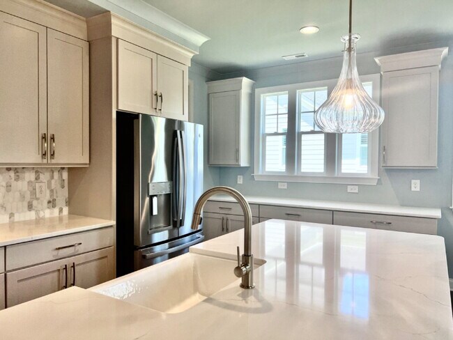 Building Photo - STUNNING and SPACIOUS!