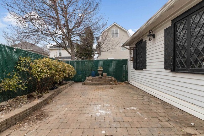 Building Photo - 410 76th St