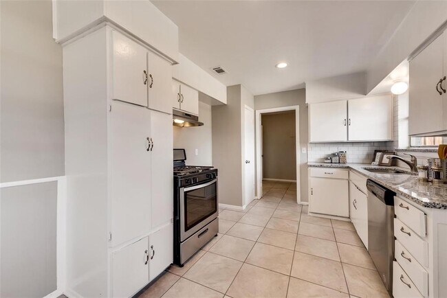 Building Photo - 4221 Fernwood Dr