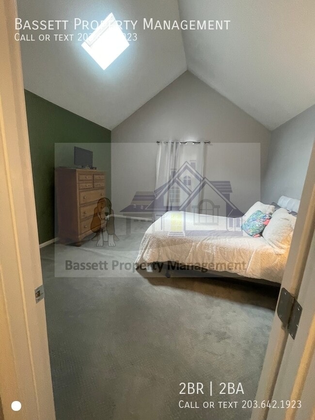Building Photo - 40 Manorwood Dr