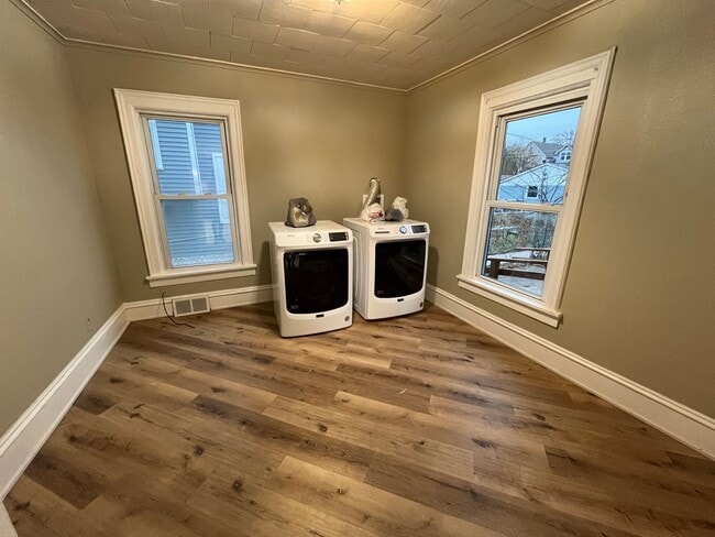 Building Photo - Postmaster