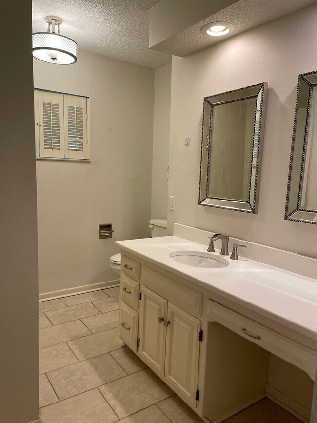 Building Photo - 2 bedroom 1.5 bath
