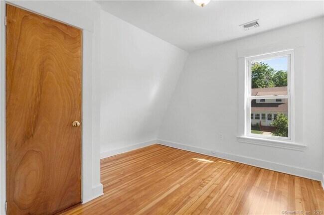 Building Photo - 22 Sycamore Ln