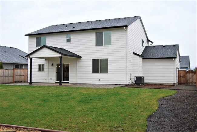 Building Photo - 4 Bedroom 2.5 Bath Home Carlton OR
