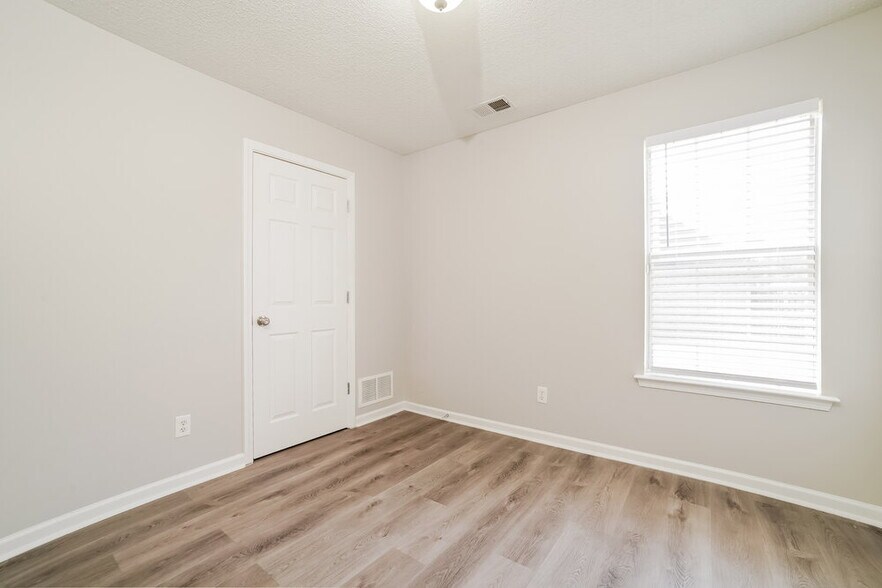 Building Photo - 5915 Landau Dr