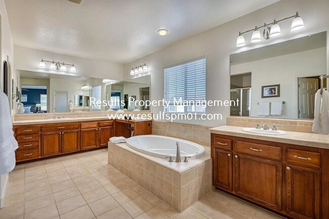 Building Photo - Spacious and upgraded 4 Bed 3 Bath Roseville Home