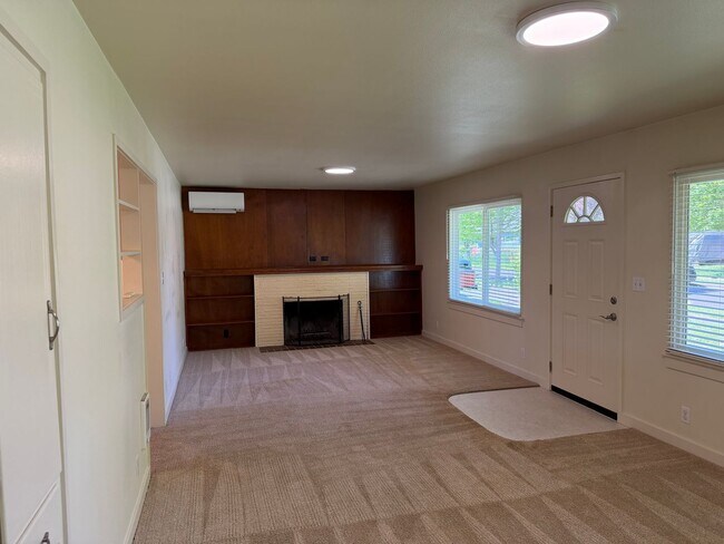 Building Photo - Updated 2 bedroom 1 bathroom house in Eugene!