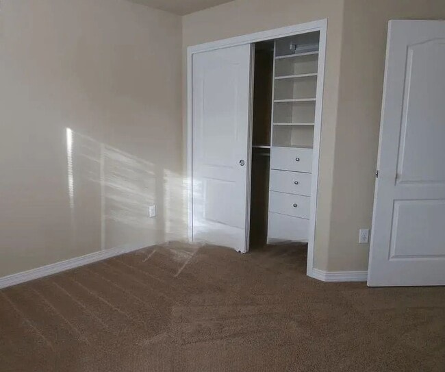 Building Photo - $500 off January rent !!! Two Story Town Home in Gold Hill Mesa