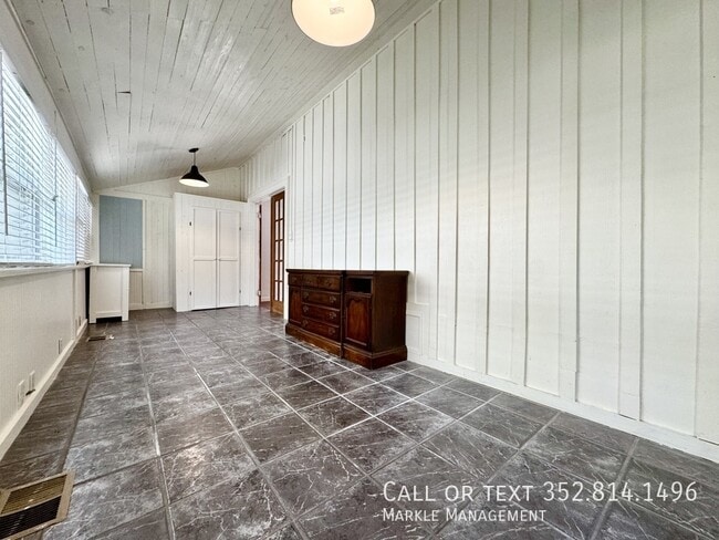 Building Photo - 6971 Earlwood Ave