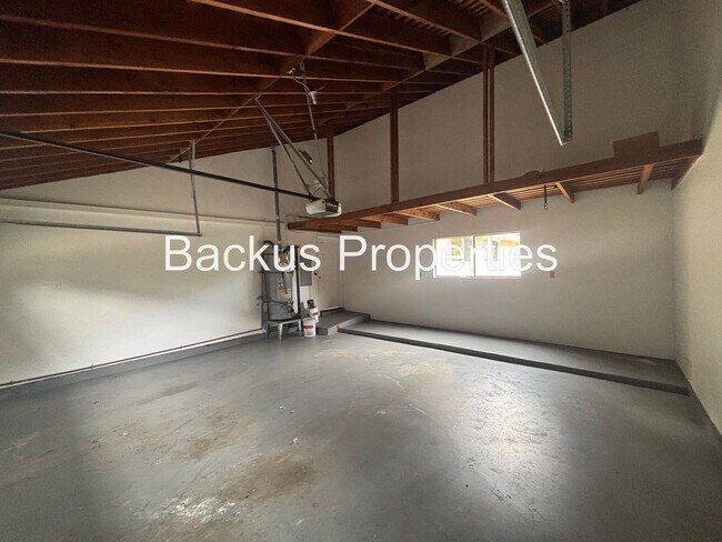 Building Photo - Beautiful three bedroom home in Carmel