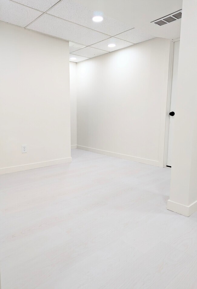 Building Photo - 18 E 900 S