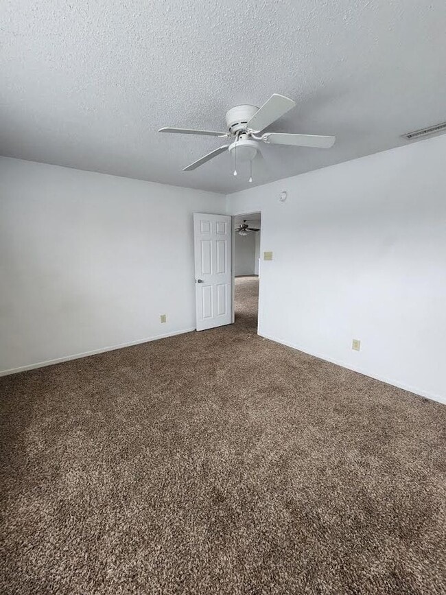 Building Photo - Lovely 4br/ 2.5 bath Single family home Ne...