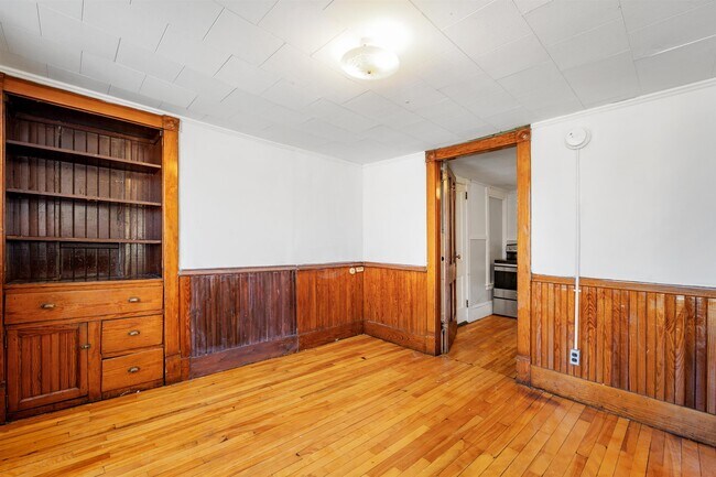 Building Photo - 4 Elm St