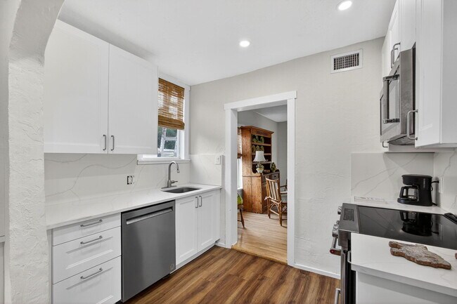 Building Photo - 825 34th St