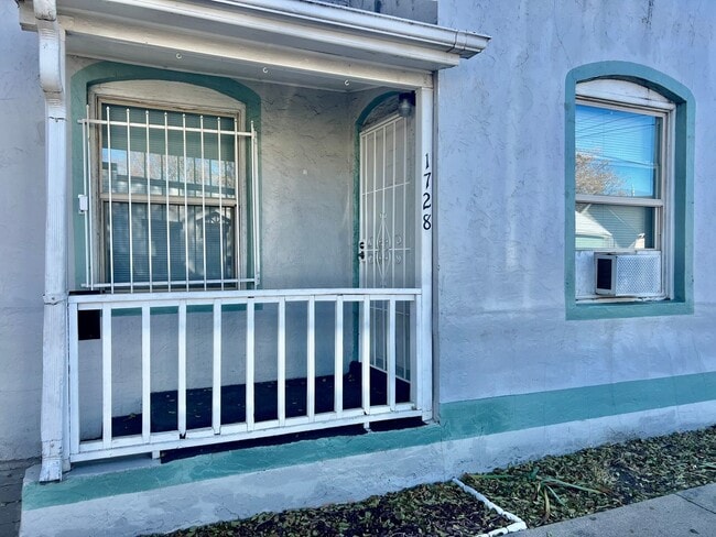 Building Photo - Charming 2 bedroom 1 bath ranch style duplex