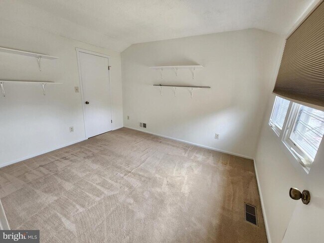 Building Photo - 254 Sayre Dr