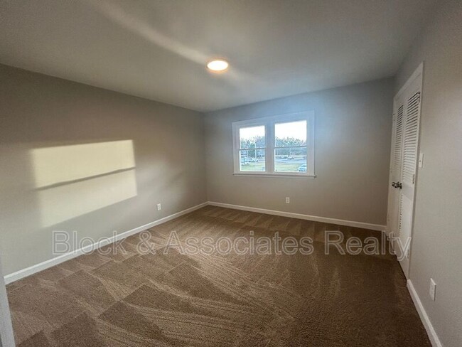 Building Photo - 514 S Cherry St