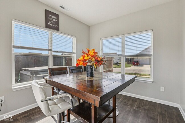 Building Photo - 6673 Laurelwood Dr